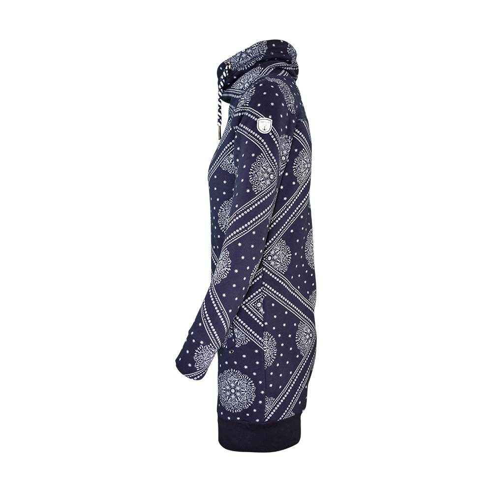 Weibliches Model mit CAMPS BAY Sweatkleid in Navy mit AOP