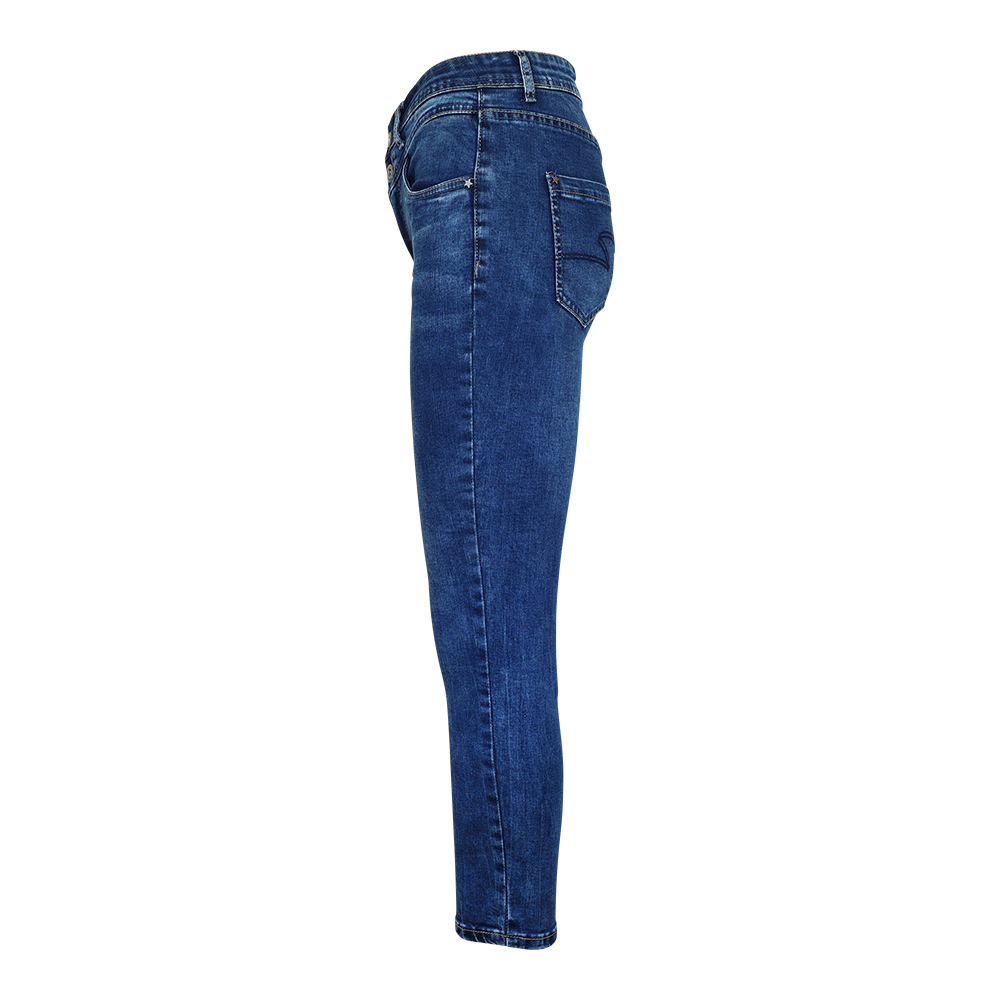 Weibliches Model mit CAMPS BAY Jeans in dblue