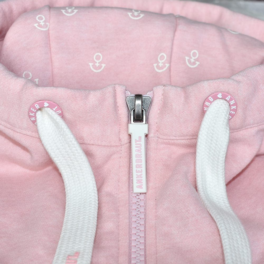 Weibliches Model mit ANKERBRAUT Sweatjacke in Rosa Melange