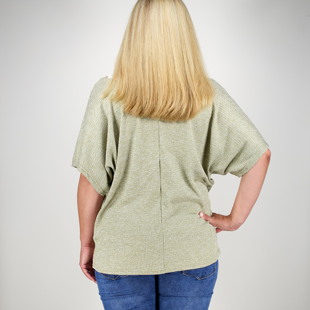 Weibliches Model mit CAMPS BAY Strick-Shirt in Khaki Marl