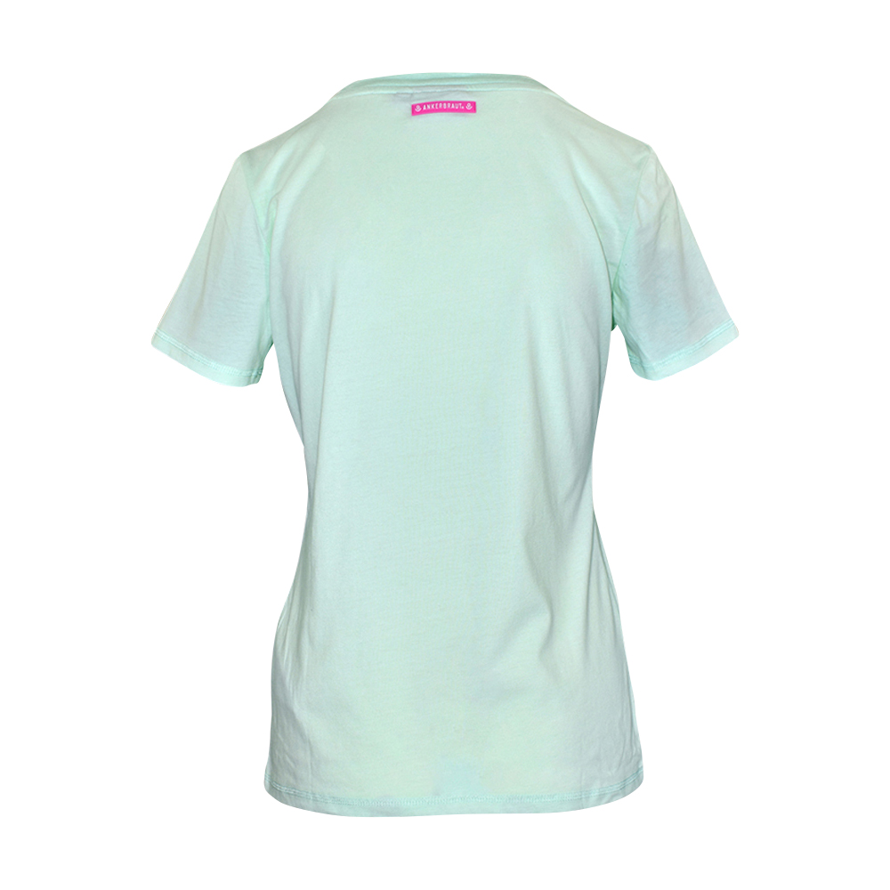 Weibliches Model mit ANKERBRAUT T-Shirt in Honey Dew