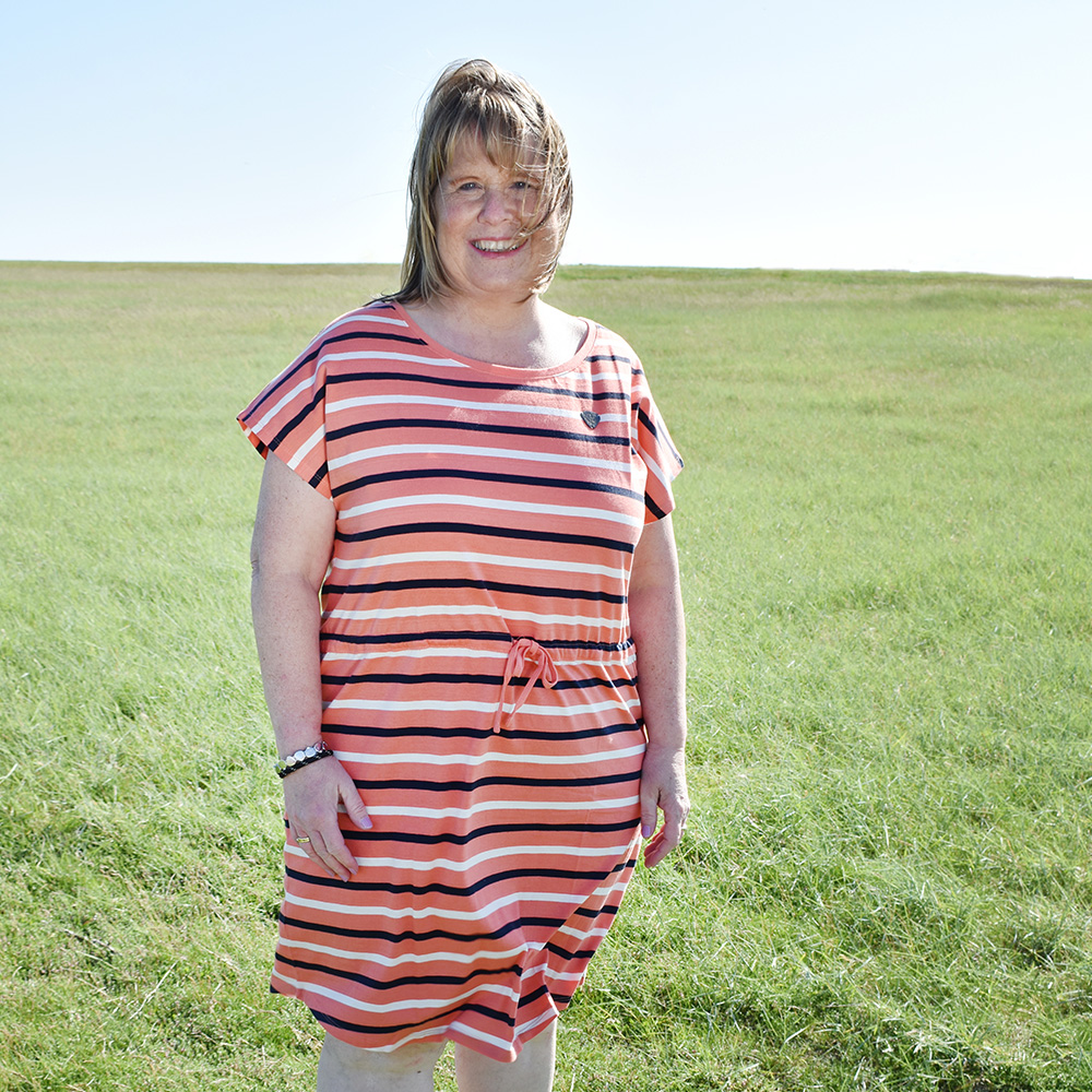 Weibliches Model mit CAMPS BAY Jerseykleid in Fusion Coral-Night Sky-Cloud Dancer