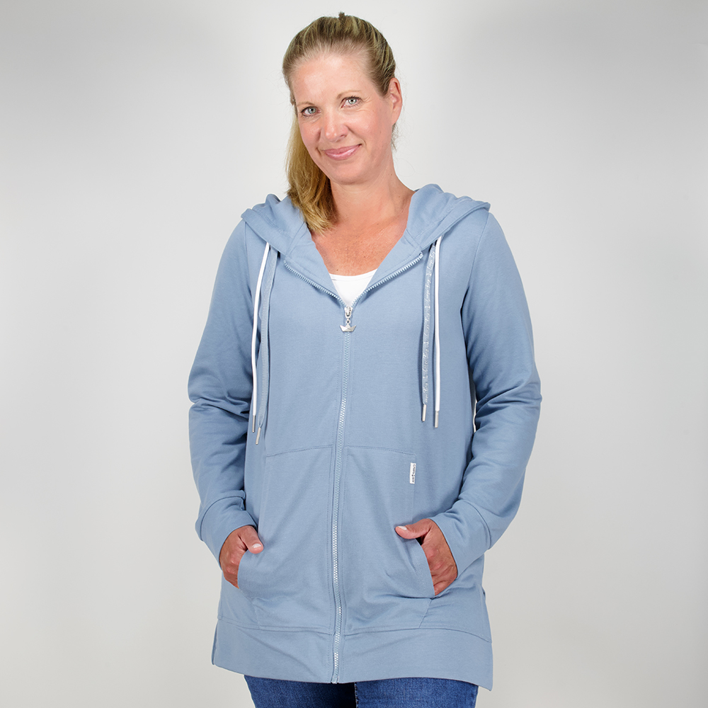 Weibliches Model mit Camps Bay Sweatjacke in Windward Blue
