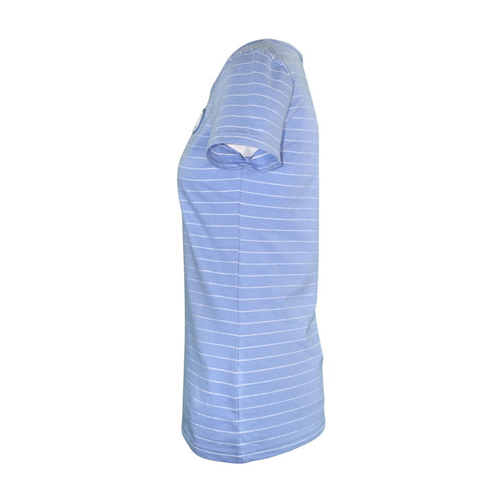 Weibliches Model mit ANKERBRAUT T-Shirt in Lavender Lustre