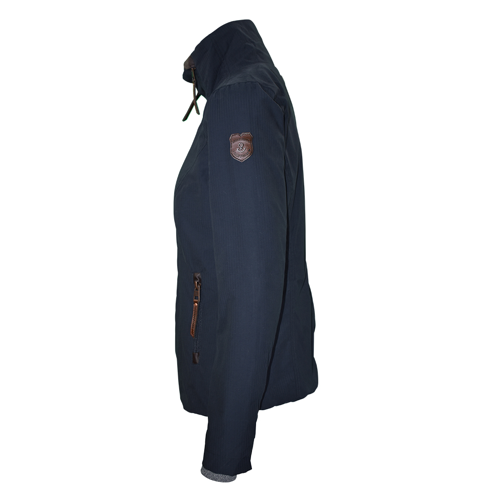 Weibliches Model mit ANKERBRAUT Jacke in Navy