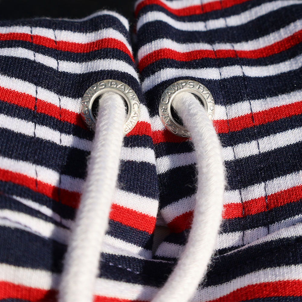 Weibliches Model mit CAMPS BAY Hoodie in Rot gestreift