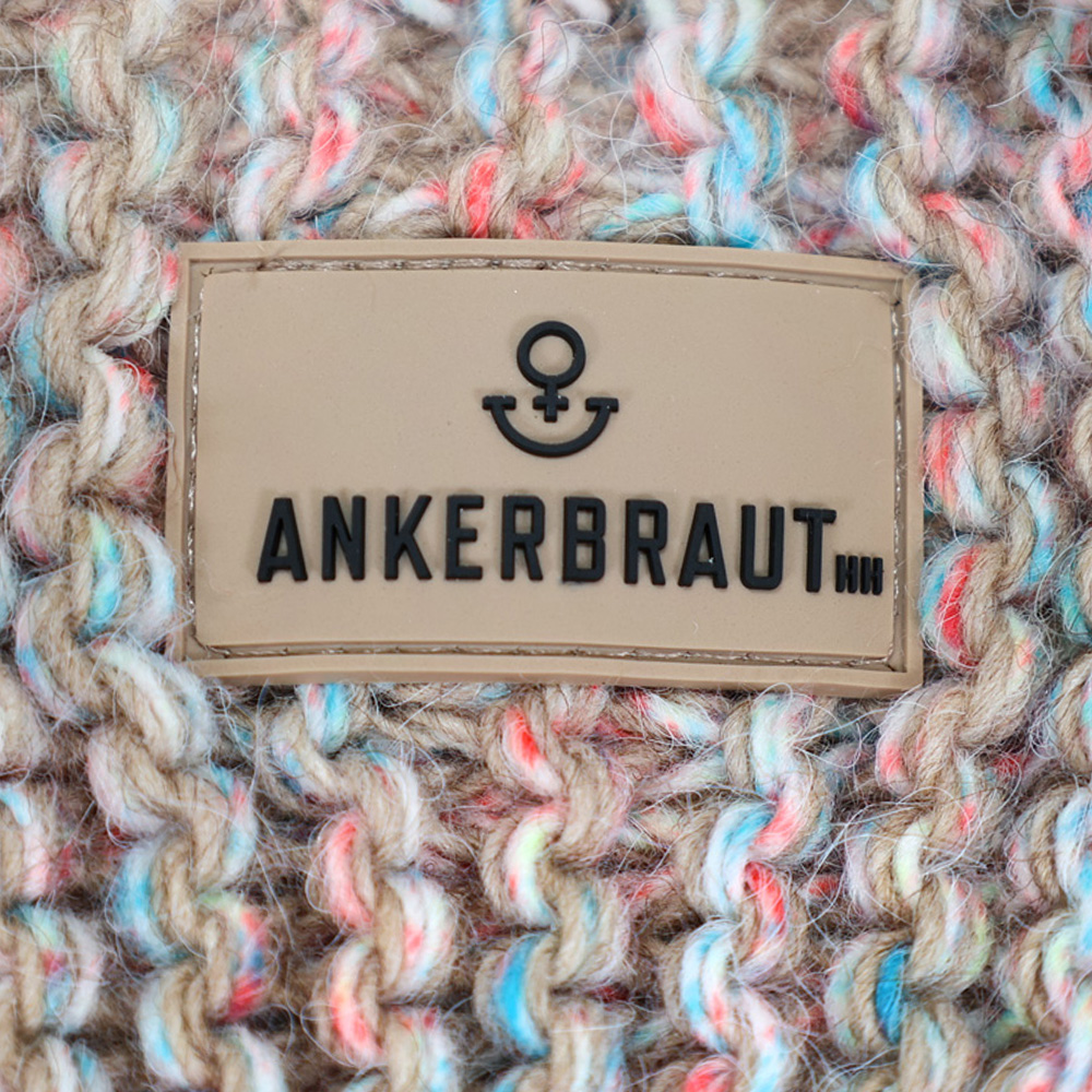 Weibliches Model mit ANKERBRAUT Loop-Schal in Taupe