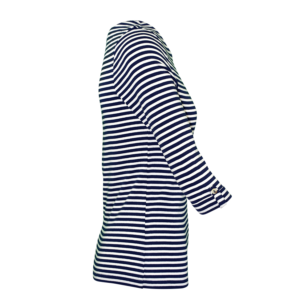 Weibliches Model mit CAMPS BAY Shirt in Night Sky