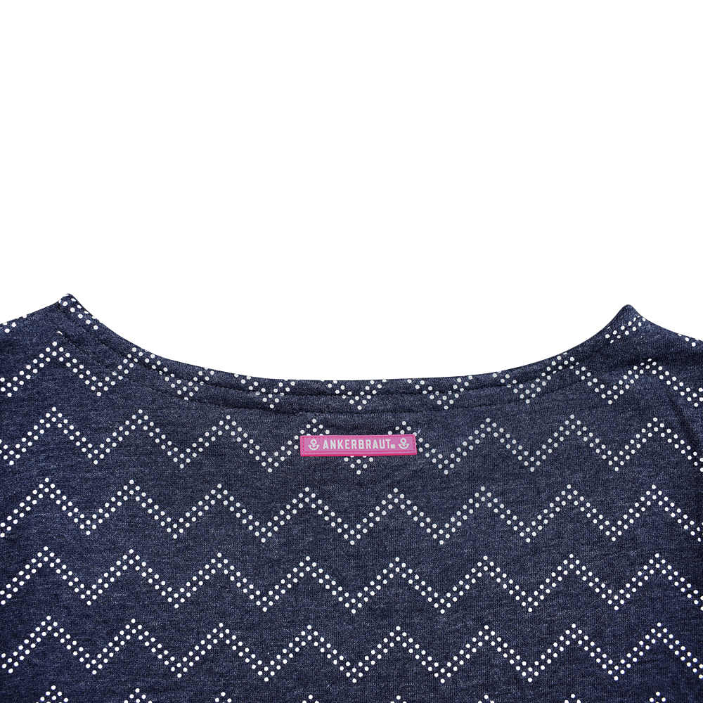 Weibliches Model mit ANKERBRAUT Kleid in Night Sky