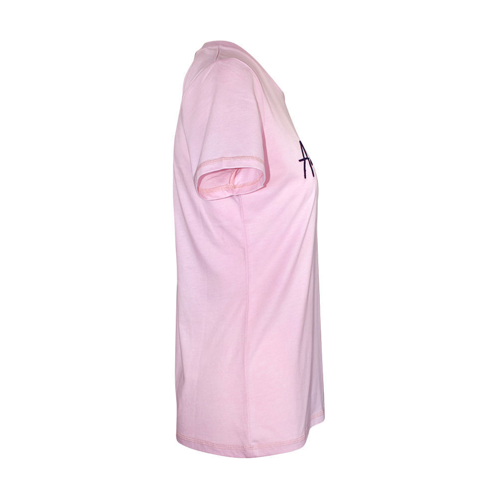Weibliches Model mit ANKERBRAUT T-Shirt in Cradle Pink