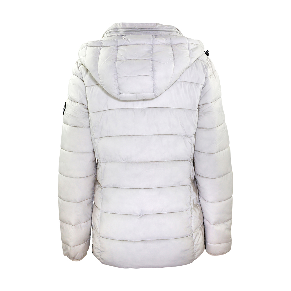 Weibliches Model mit CAMPS BAY Steppjacke in Moonbeam