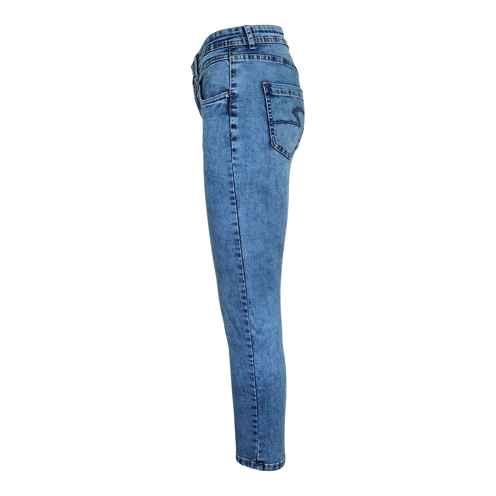 Weibliches Model mit CAMPS BAY Jeans in mblue