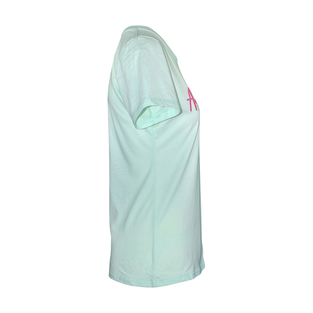 Weibliches Model mit ANKERBRAUT T-Shirt in Honey Dew