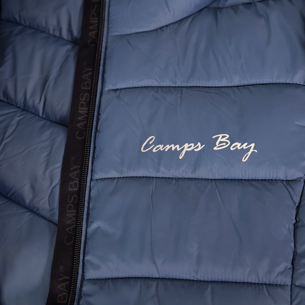 Weibliches Model mit CAMPS BAY Steppjacke in Bering Sea
