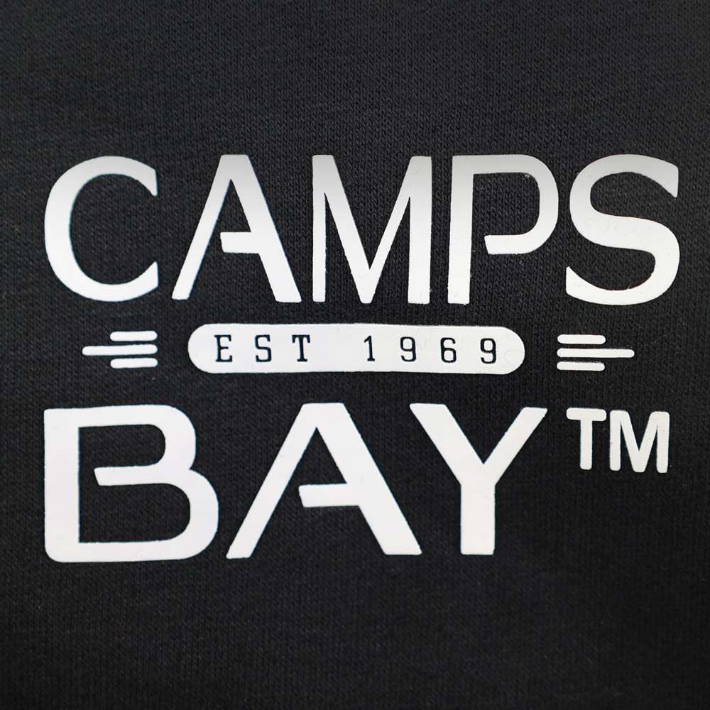 Männliches Model mit CAMPS BAY Sweathose in Schwarz