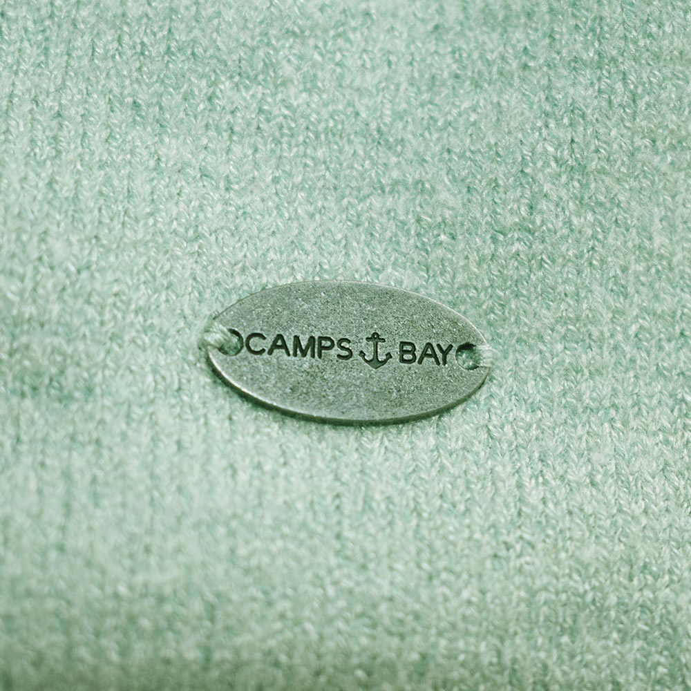 Weibliches Model mit CAMPS BAY Strickjacke in Harbour Grey