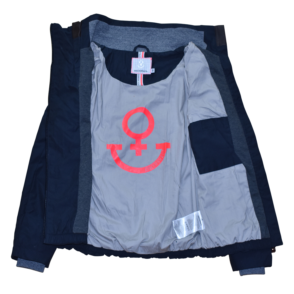 Weibliches Model mit ANKERBRAUT Jacke in Navy