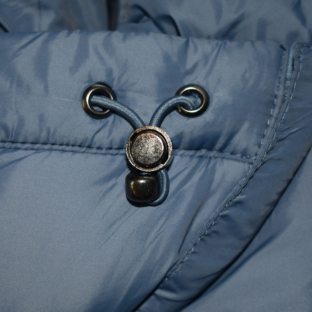 Weibliches Model mit CAMPS BAY Jacke in Vintage Indigo