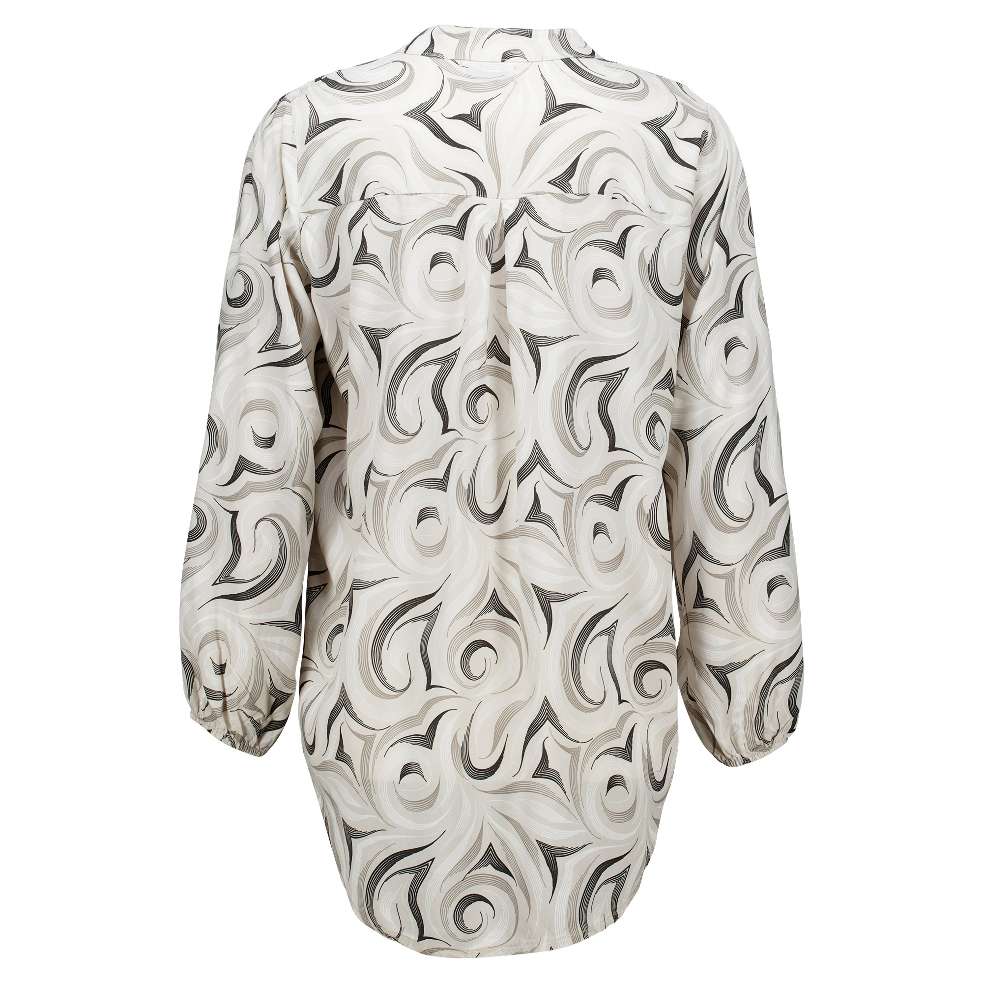 Weibliches Model mit Küstenzauber Bluse in Beige