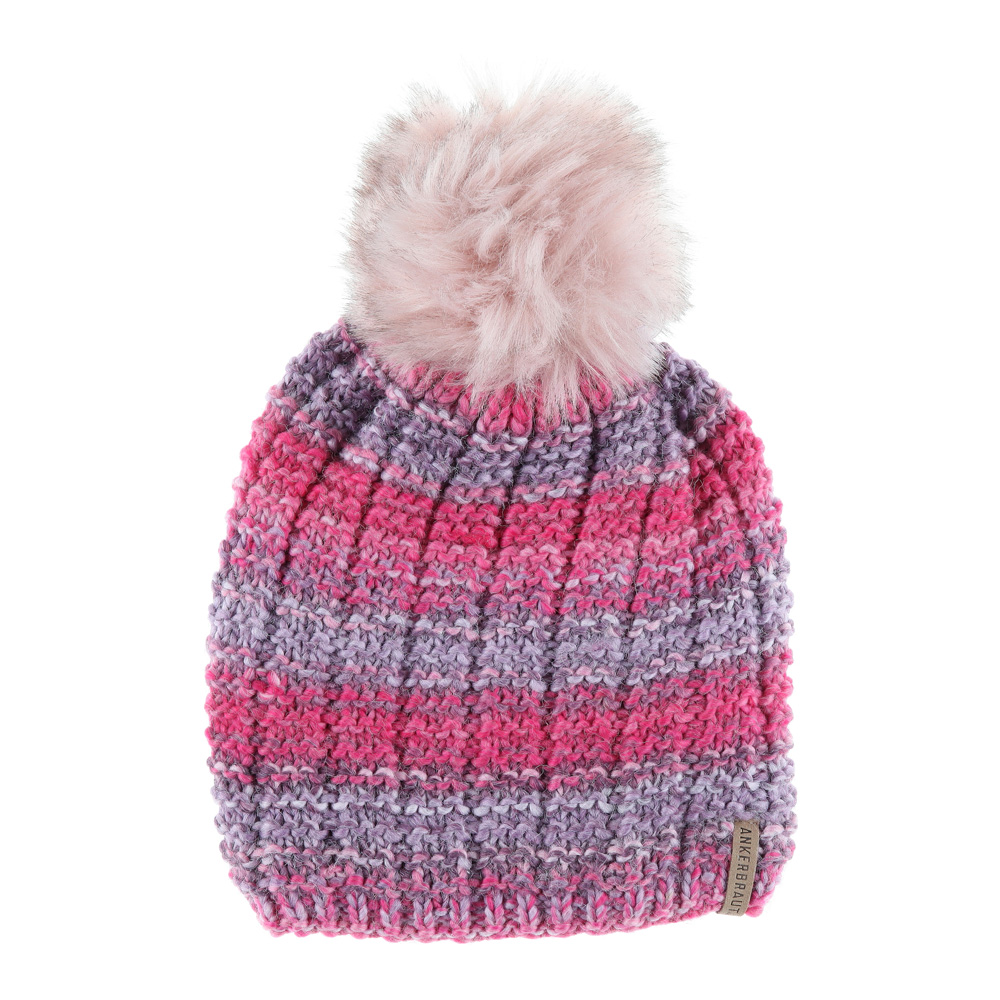 Weibliches Model mit ANKERBRAUT Mütze in Rose