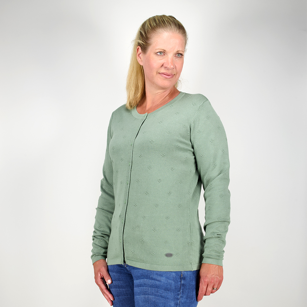 Weibliches Model mit CAMPS BAY Strickjacke in Hedge Green