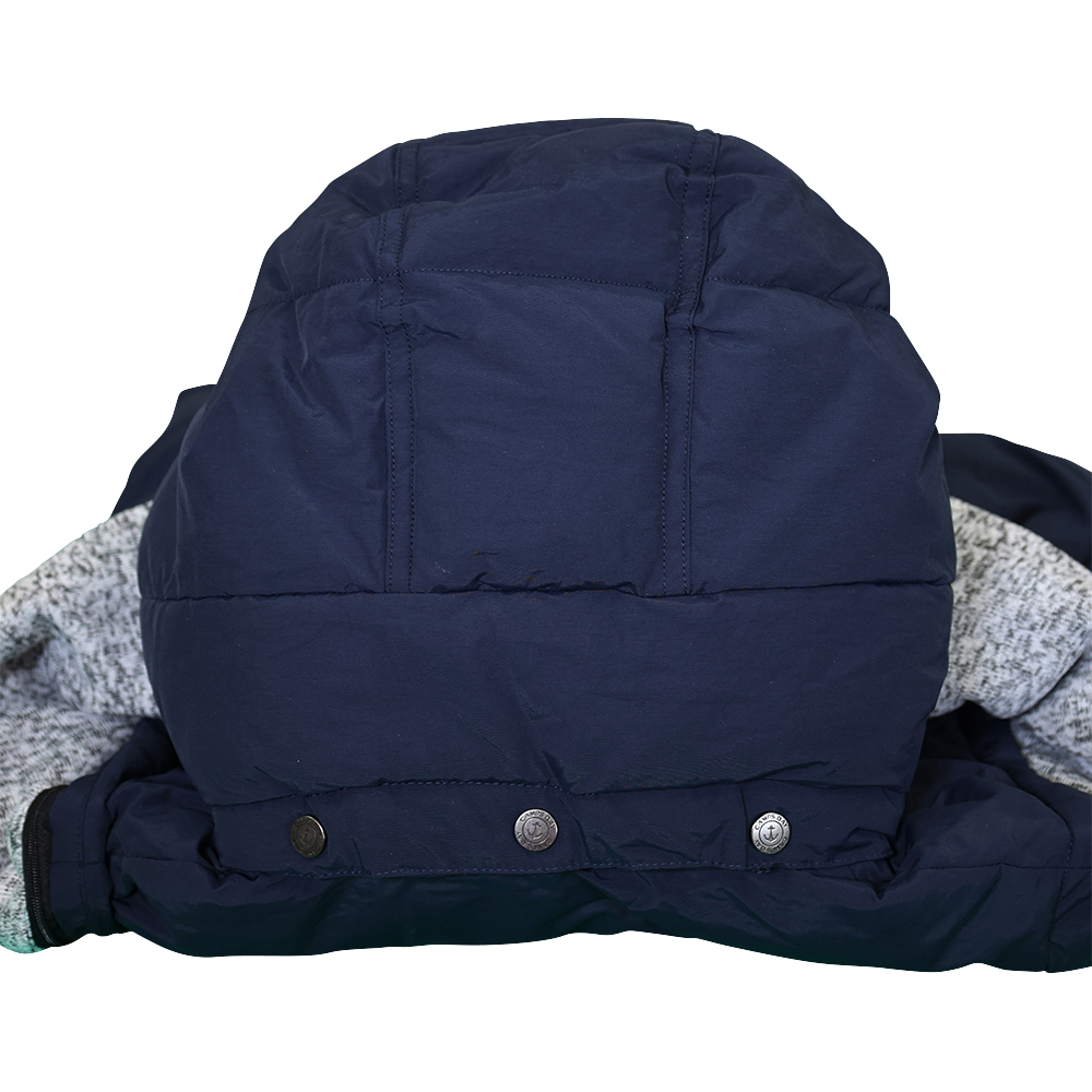 Männliches Model mit CAMPS BAY Westenjacke in Night Sky