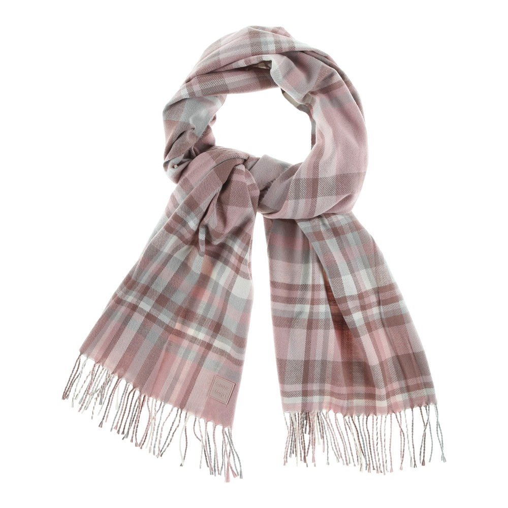 Weibliches Model mit CAMPS BAY Schal in Rose