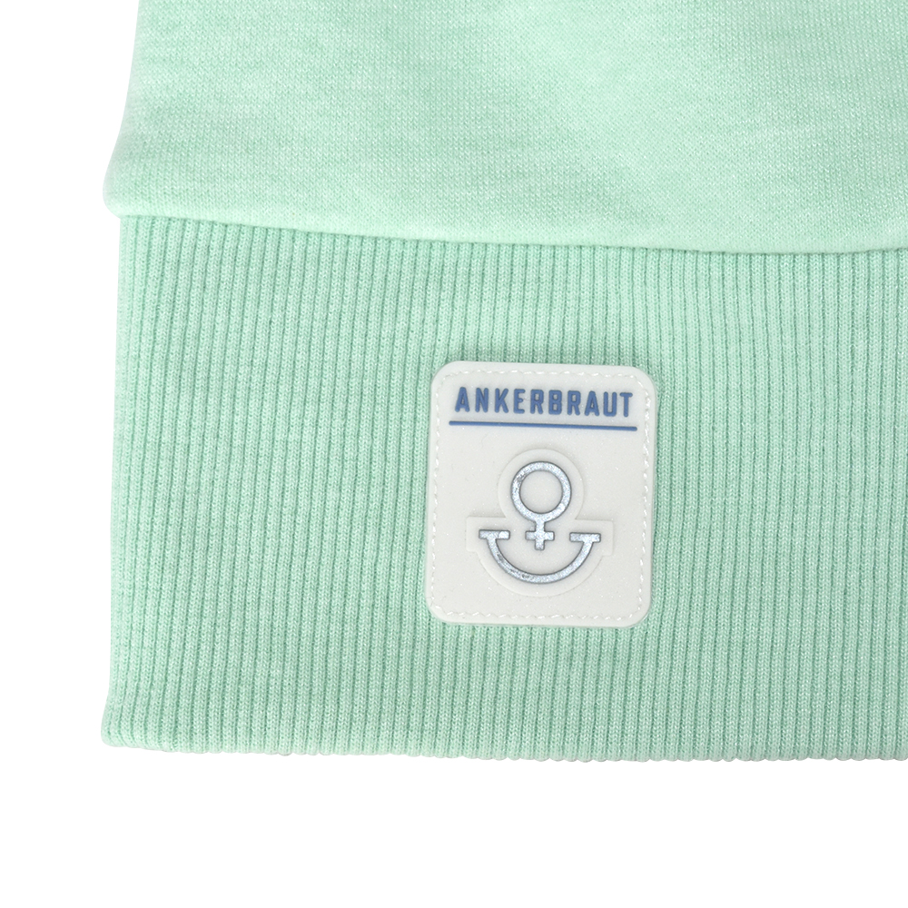 Weibliches Model mit ANKERBRAUT Sweatjacke in Mint Melange