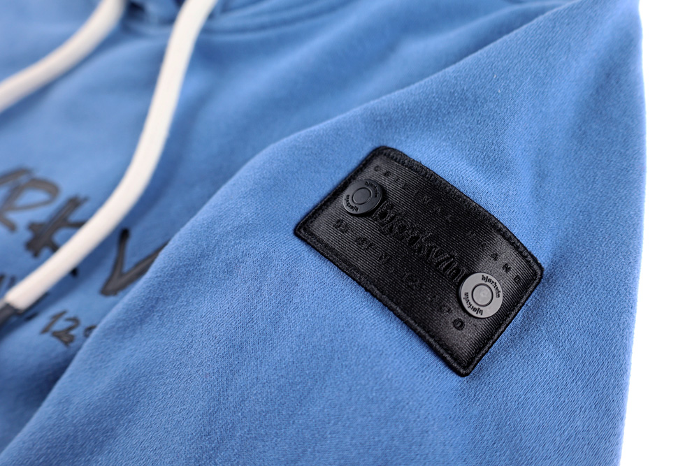 Männliches Model mit Björkvin Hoodie in Dutch Blue