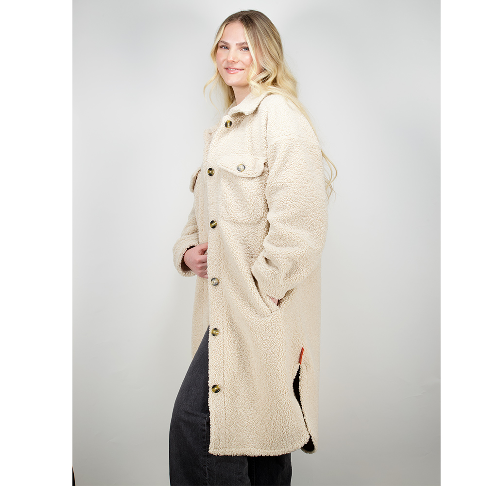 Weibliches Model mit ANKERBRAUT Teddy-Mantel in Offwhite