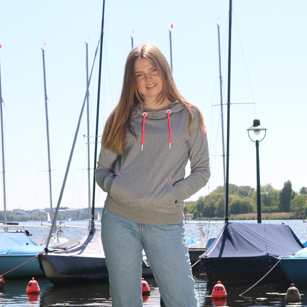 Weibliches Model mit ANKERBRAUT Hoodie in Grey Melange Pink