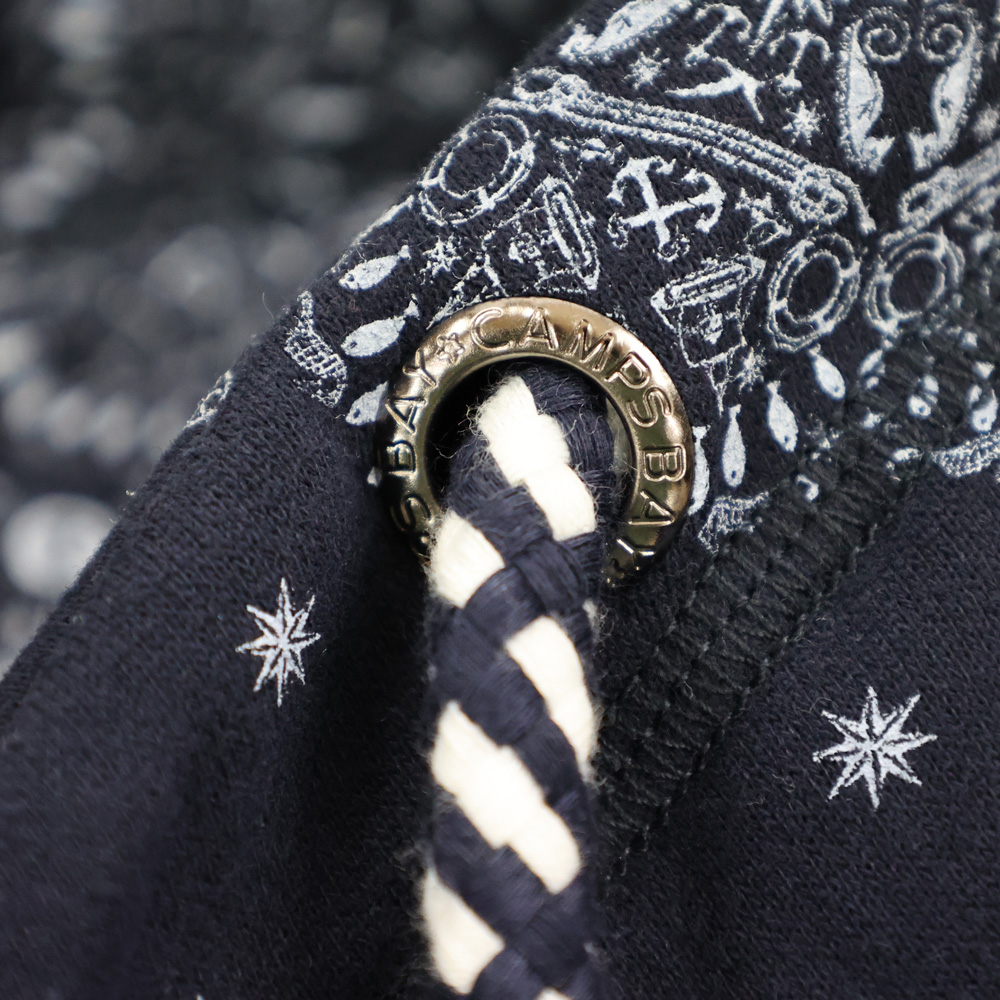 Weibliches Model mit CAMPS BAY Sweatkleid in Navy mit AOP