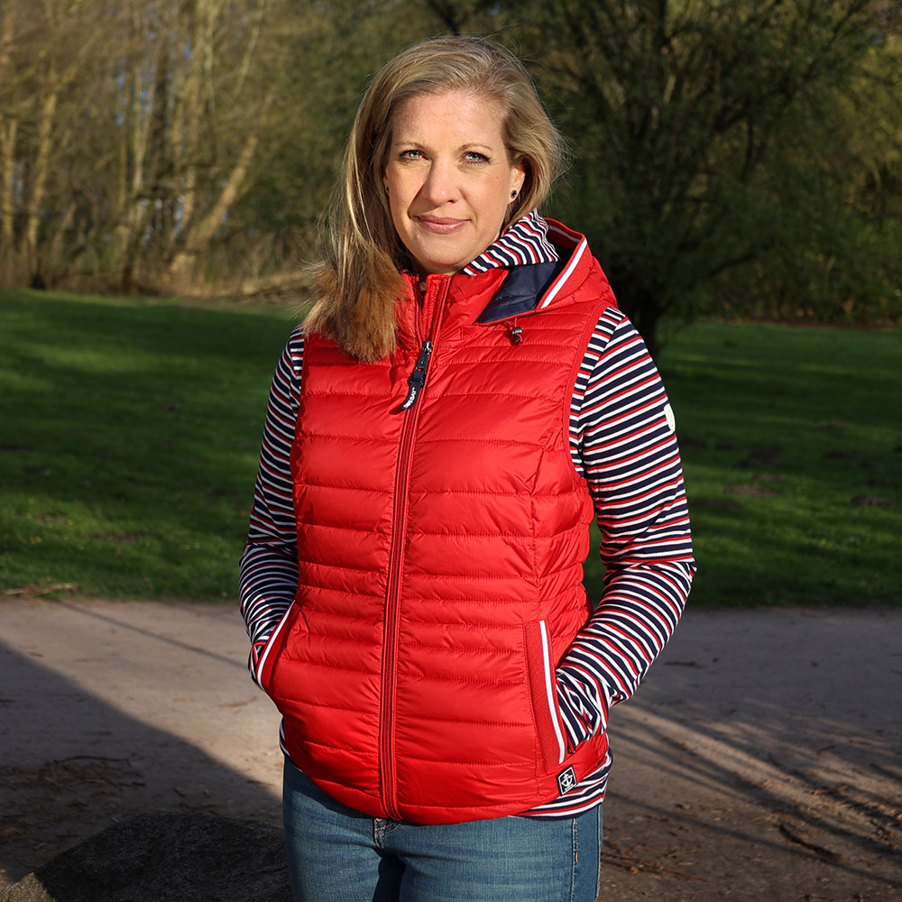 Weibliches Model mit CAMPS BAY Weste in Savvy Red