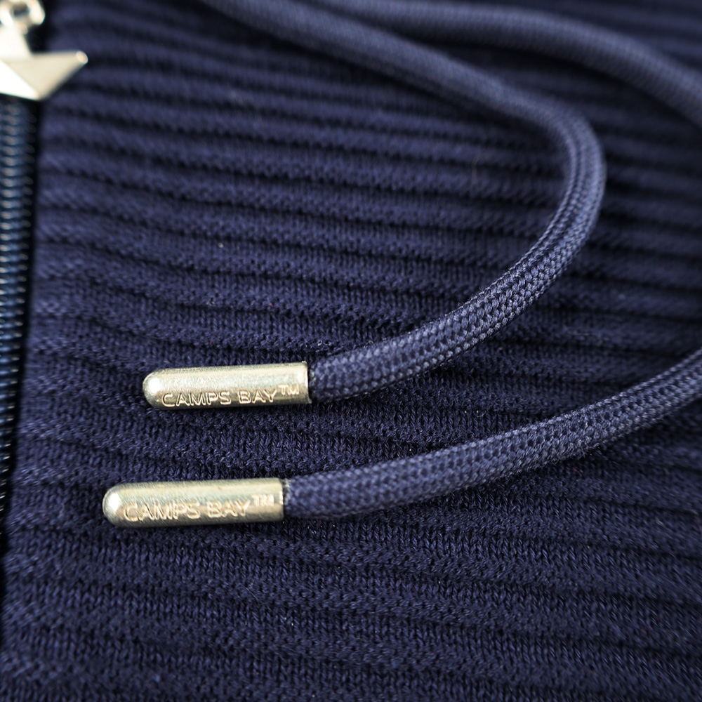 Weibliches Model mit CAMPS BAY Strickjacke in Maritime Blue