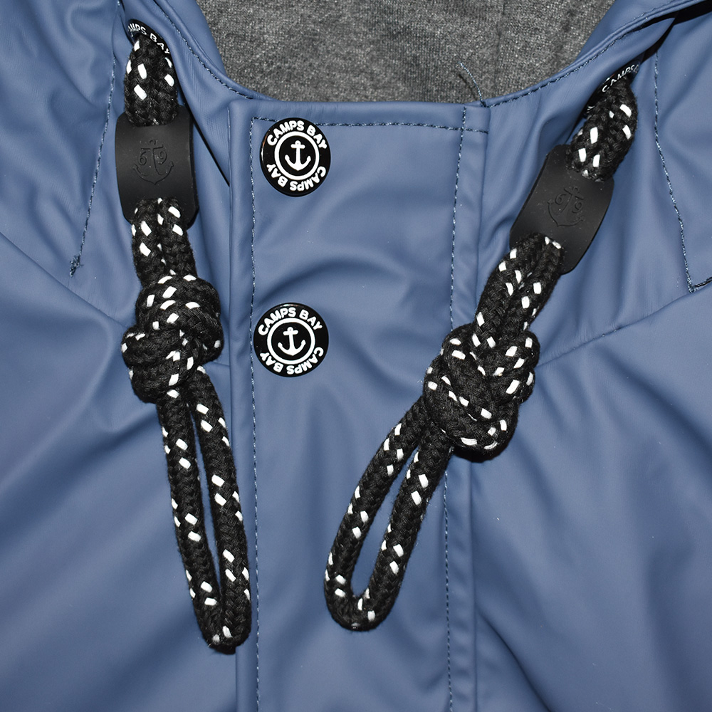 Männliches Model mit CAMPS BAY Wetterjacke in Vintage Indigo