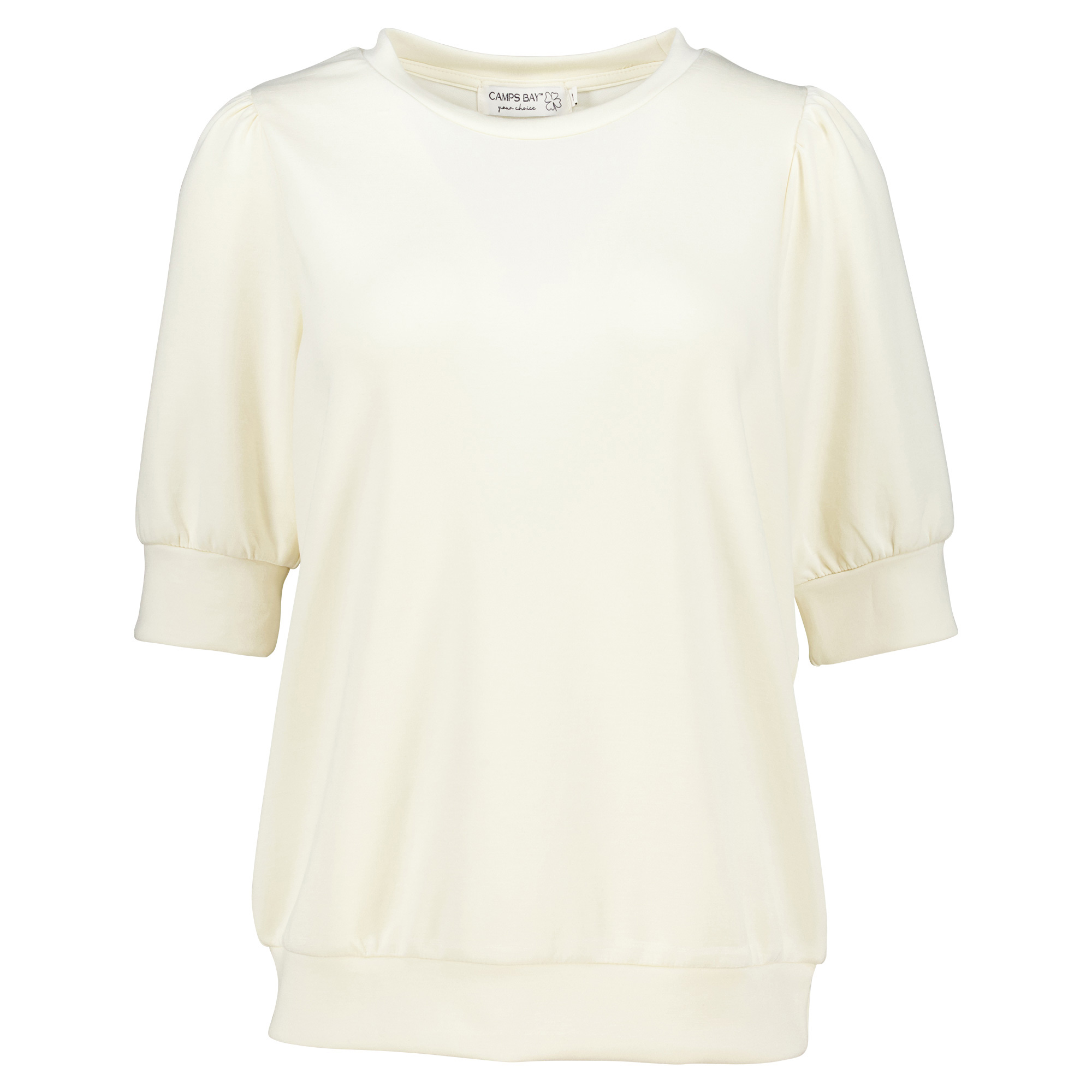 Weibliches Model mit CAMPS BAY Shirt in Cream