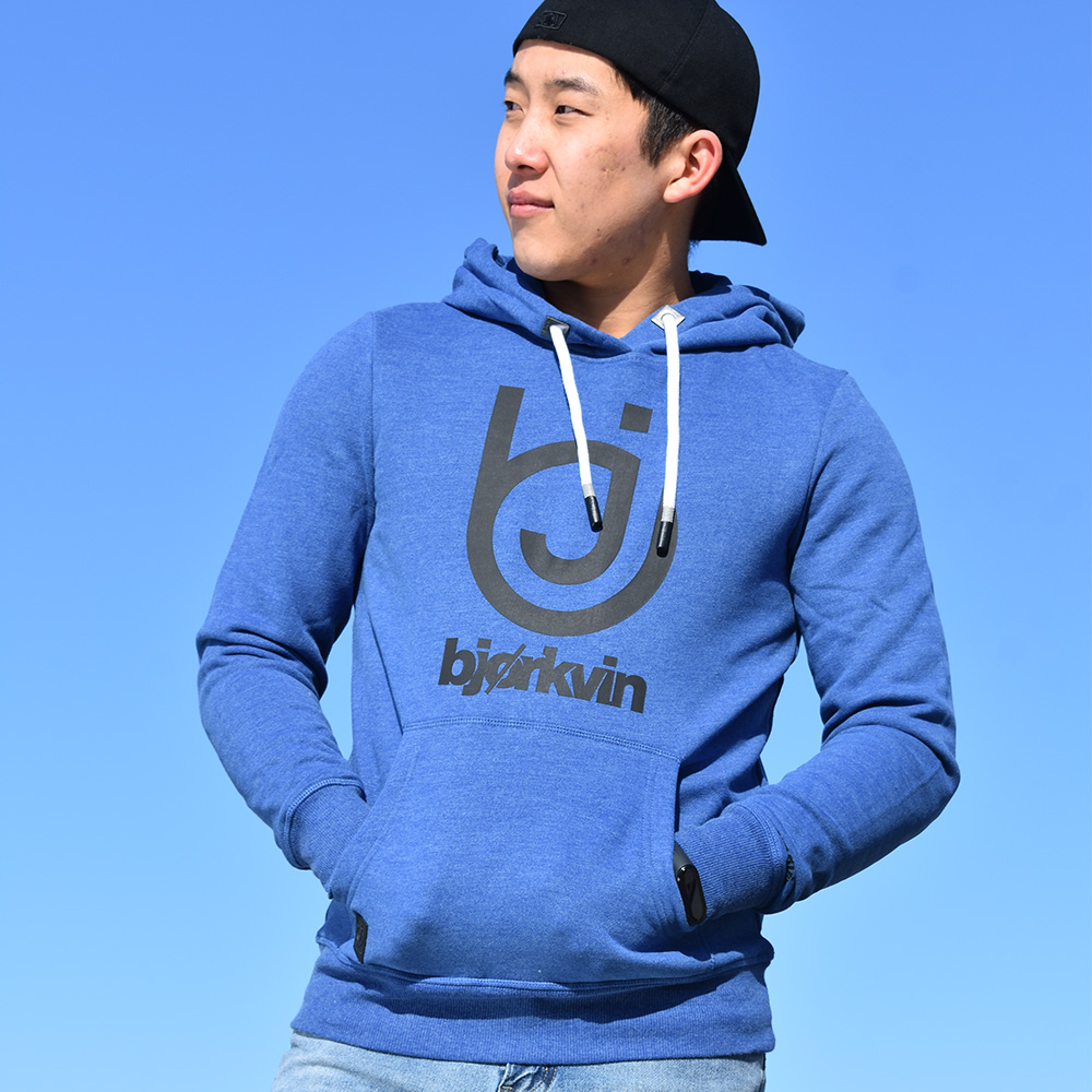 Männliches Model mit Björkvin Hoodie in Blue Melange