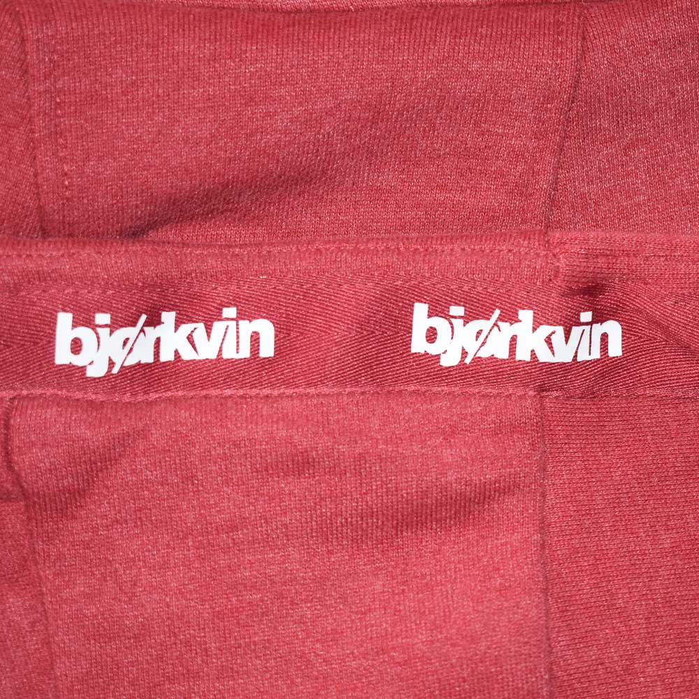 Männliches Model mit Björkvin Sweatjacke in Red Melange