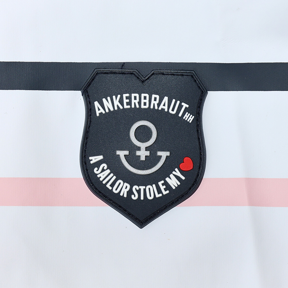 Weibliches Model mit ANKERBRAUT Regenjacke in Bright White