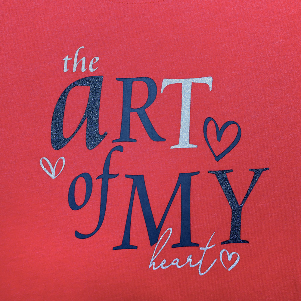 Weibliches Model mit CAMPS BAY T-Shirt in Savvy Red Melange