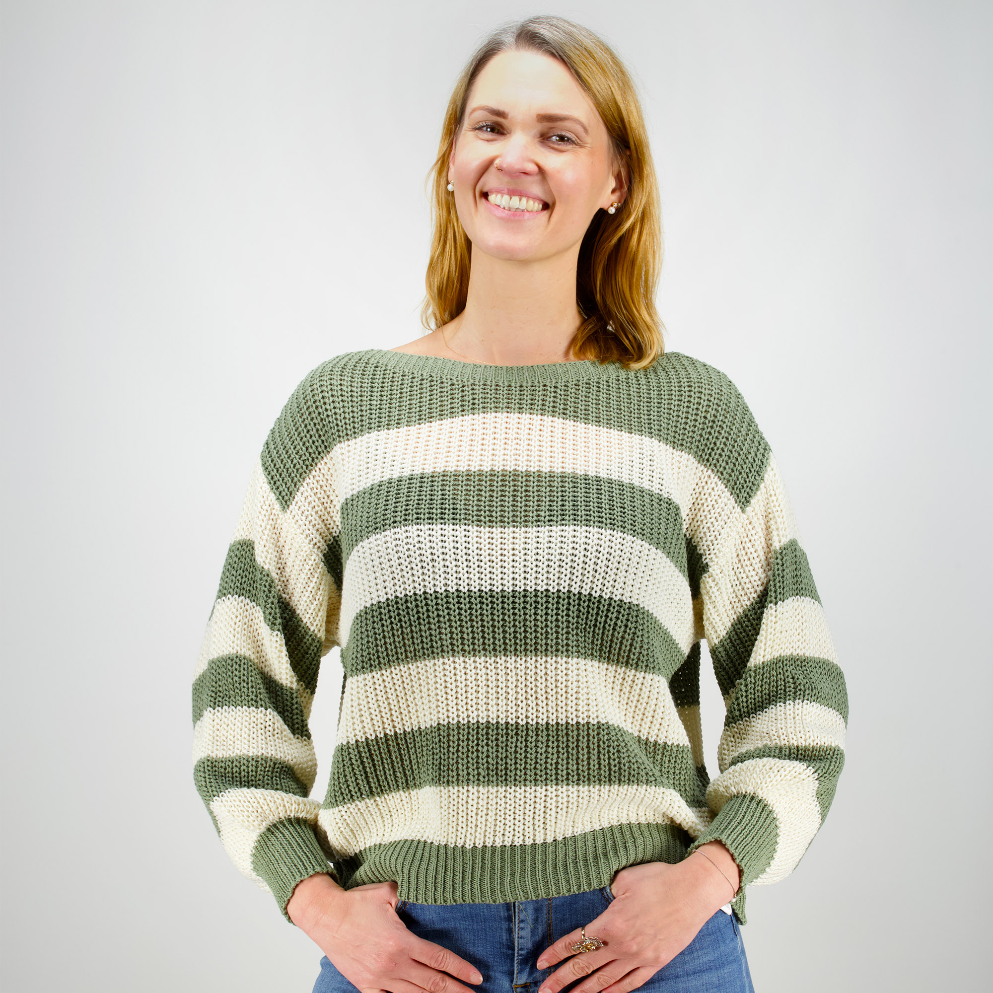 Weibliches Model mit Küstenzauber Strick-Pullover 