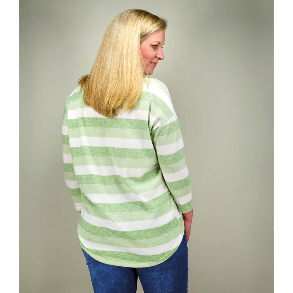Weibliches Model mit CAMPS BAY Shirt in Fair Green Stripe