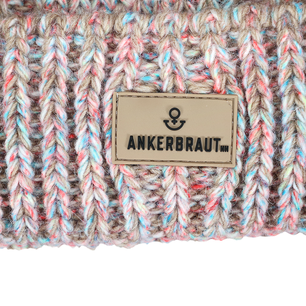 Weibliches Model mit ANKERBRAUT Mütze in Taupe