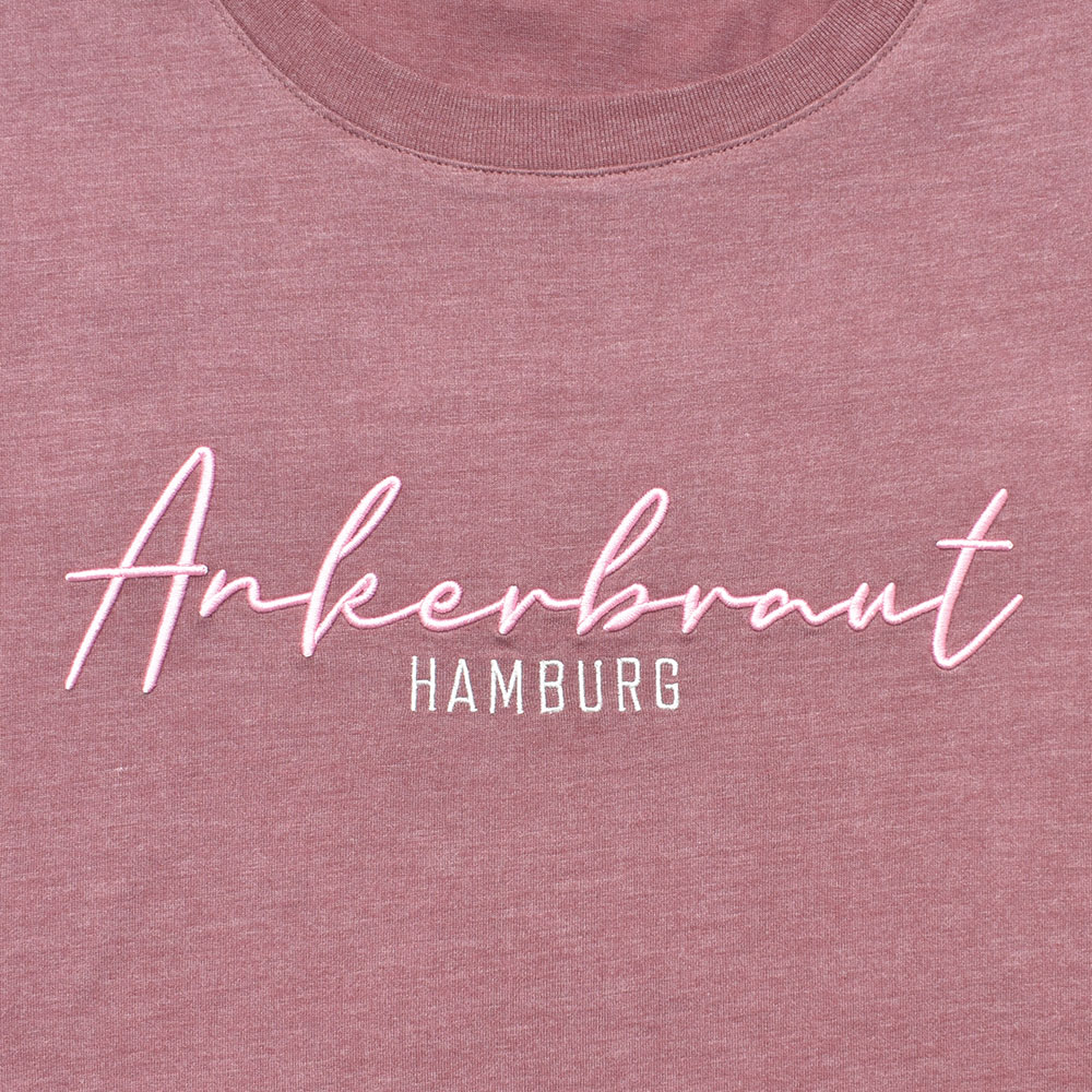 Weibliches Model mit ANKERBRAUT Shirt in Rose Brown