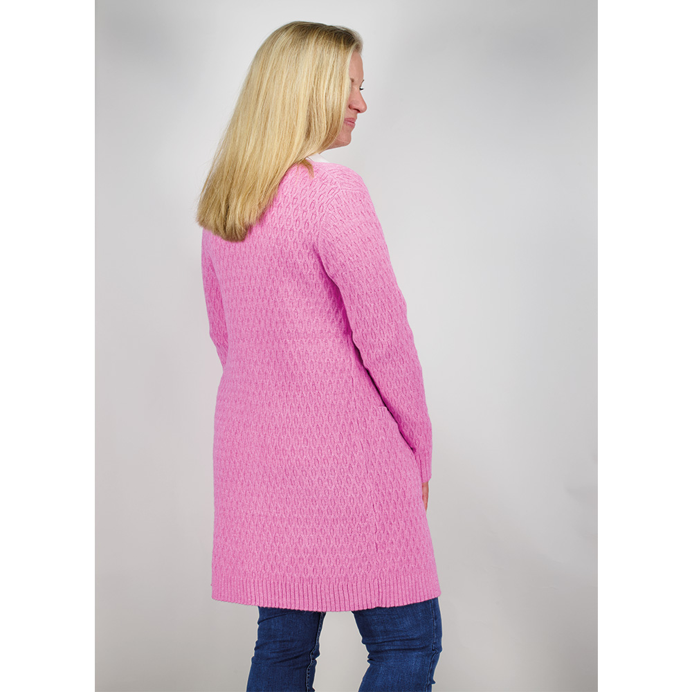 Weibliches Model mit CAMPS BAY Strickjacke in Cyclamen Melange