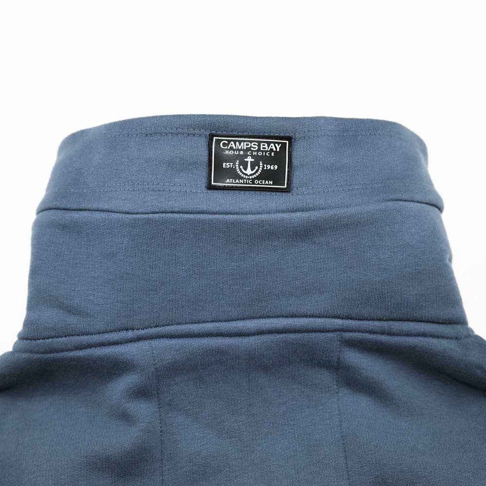 Männliches Model mit CAMPS BAY Sweatjacke in China Blue