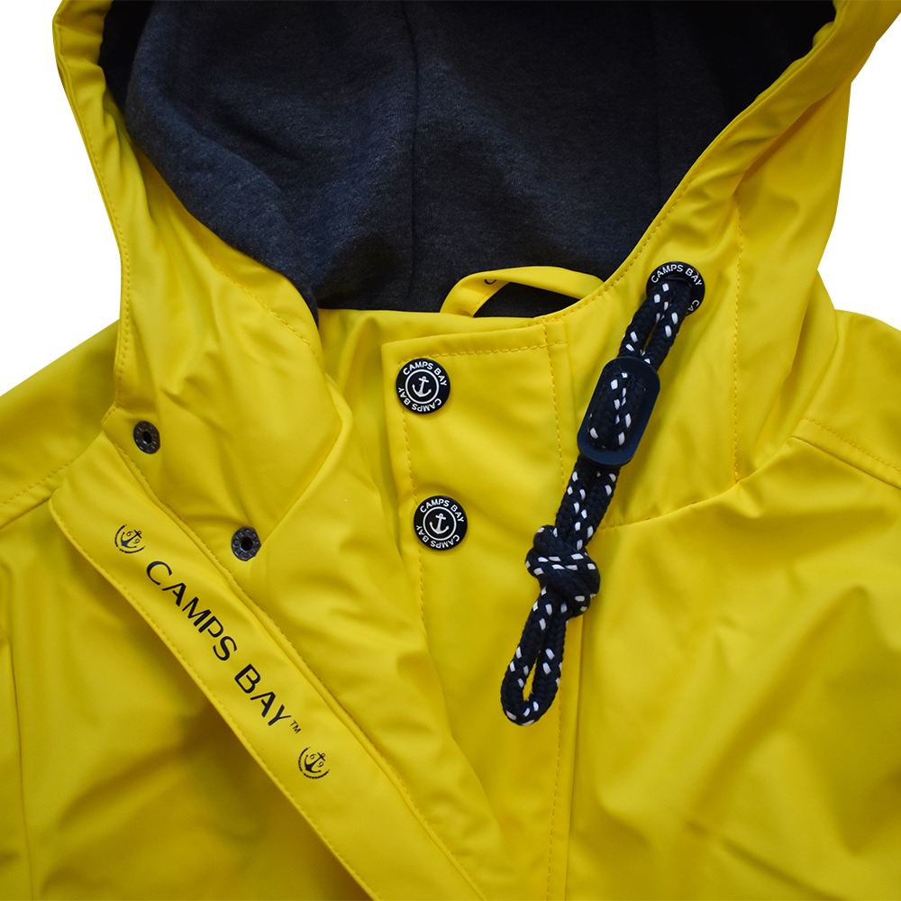 Männliches Model mit CAMPS BAY Wetterjacke in Lemon Chrome