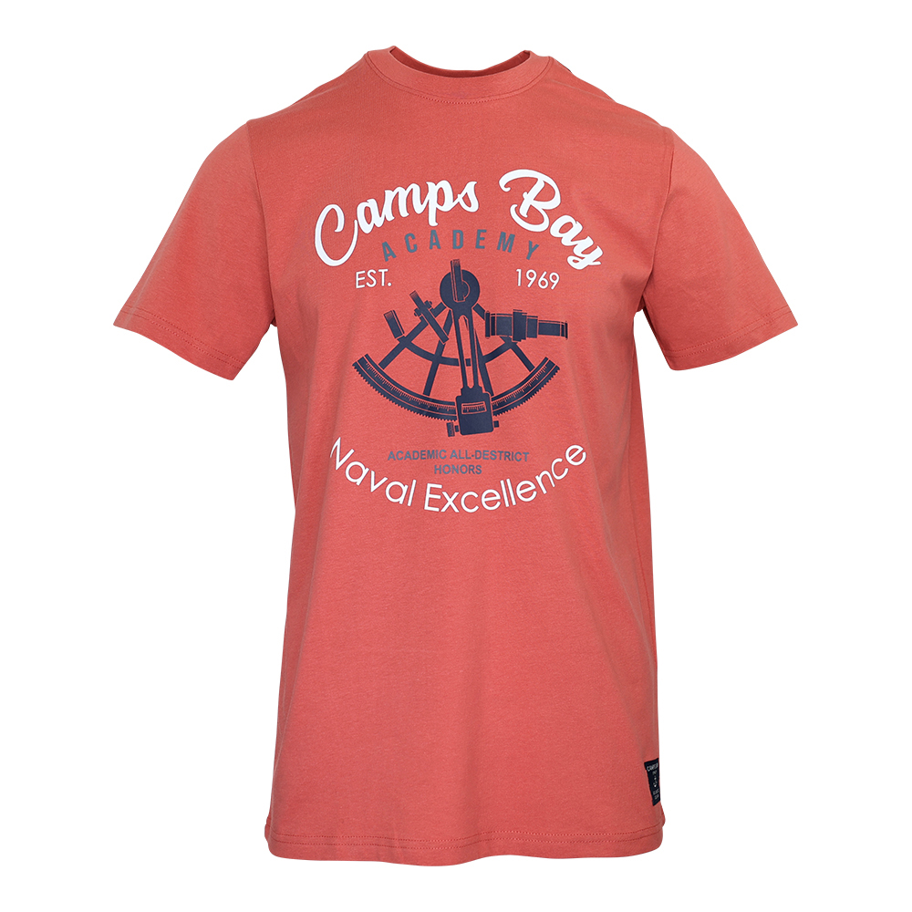 Männliches Model mit CAMPS BAY T-Shirt in Faded Rose