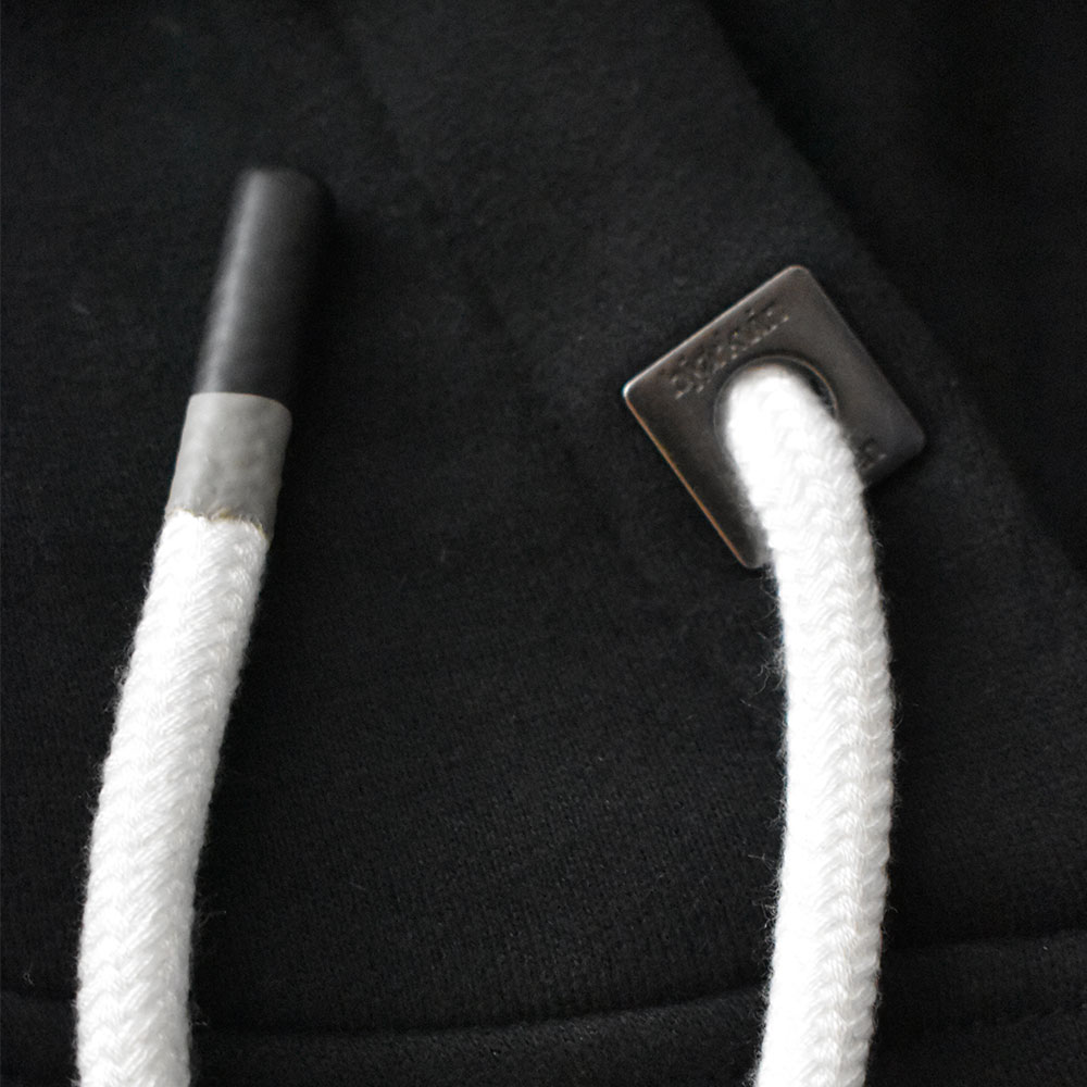 Männliches Model mit Björkvin Hoodie in Schwarz