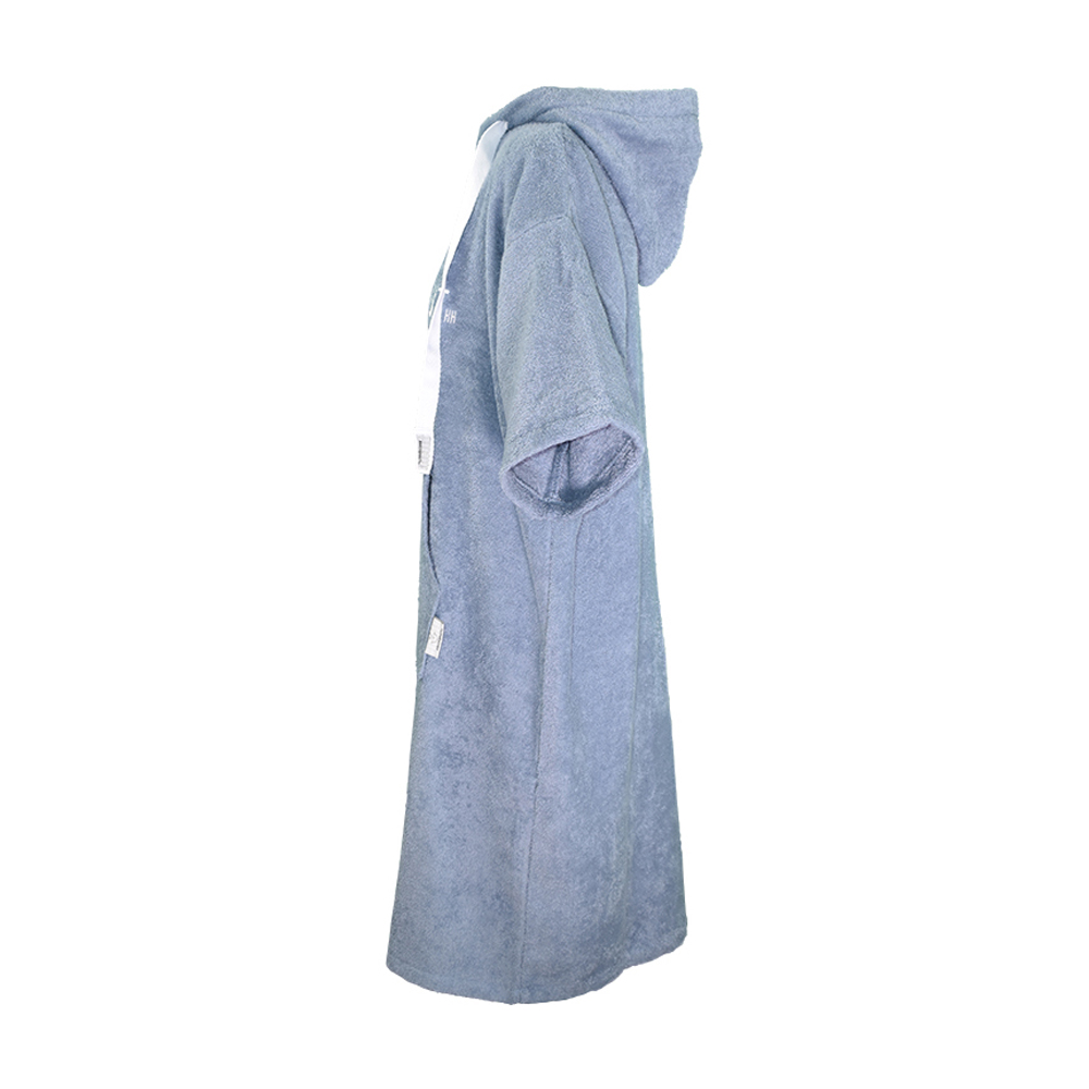 Weibliches Model mit ANKERBRAUT Strandkleid in Dove Blue